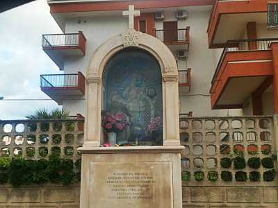 In pi� sulla strada litoranea che porta a Bisceglie � stata realizzata nel 1957 un�edicola votiva in pietra, su disegno dello scrittore Giulio Cozzoli, proprio per omaggiare la Medonne du Tremelizze